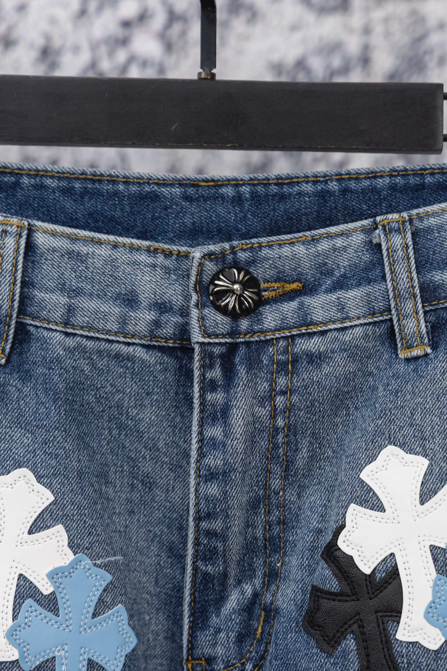 P270 CH Chromehearts Prince's same style white cross patchwork leather work jeans and logging pants. The counter price is 34W level. It is decorated with patchwork cross flowers and washed jeans! ! An absolutely high-end luxury product, a 1.9W-level god-level single product, a super popular product, made by top heavy industry, a magic weapon that cannot be missed! [About Zangyin] This is an extremely luxurious fashion brand that can also be called the aristocracy of the high street. It has always been an exclusive brand for some hipsters or rich second generations. Compared with ordinary high streets, it is more luxurious and noble. Compared with luxury brands, it is more fashionable and individual. It has always been a brand that I have a special liking for. [Top heavy industry fashion design] Consistently high-street luxury style. Speaking of this style, the Zangyin family and GU family are definitely the leading representative brands. Especially the Zangyin family has really achieved a state-of-the-art effect in creating high-street style. The unique washed material is used to create this style. The color system is already quite eye-catching. After it is decorated with patchwork cross flowers, it cleverly highlights the charm of the brand. Secondly, this style uses classic The high-waist cutting design highlights the long legs and fashionable temperament of the upper body. The brand is highly recognizable and the slim fit configuration is more suitable for daily wear. It is a product that interprets personality, fashion, and specifications at a glance. This single product is enough to make any fan excited. It can be a white T-shirt for a youthful college style, or a tight suspender for a royal style. It has strong matching ability and can be easily controlled by men.  [Materials and craftsmanship] Needless to say, this point goes without saying. As an excellent craftsman brand, Zangyin’s requirements for details and craftsmanship are really perfect. The washed color of this model has gone through so many processes, not to mention the embellishment of denim appliques. It is also purely hand-made and sewn. Just like what they believe in, only hand-made things have soul and have the meaning of wear. A top-notch heavy-duty fashionable denim item, I look forward to your perfect interpretation! !  Color: blue Size: 28-36